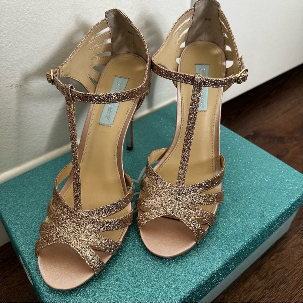 NWOT Betsey Johnson Blue Champagne Glittery Heels T-Strap Peep-Toe
